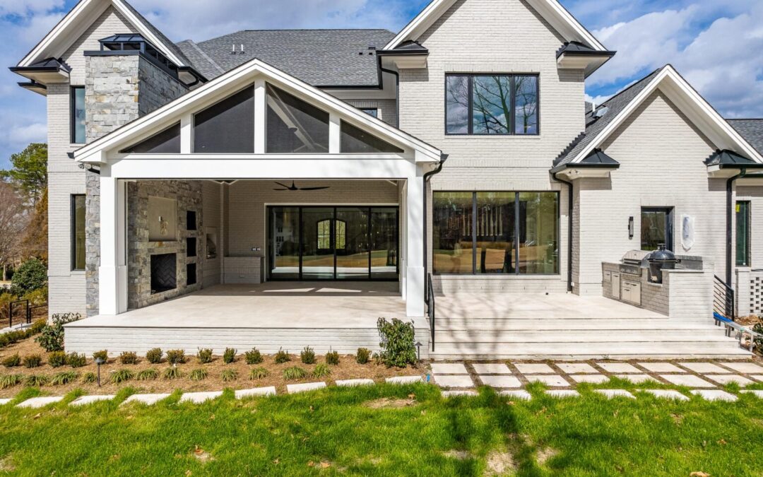 Outdoor kitchen & entertainment area