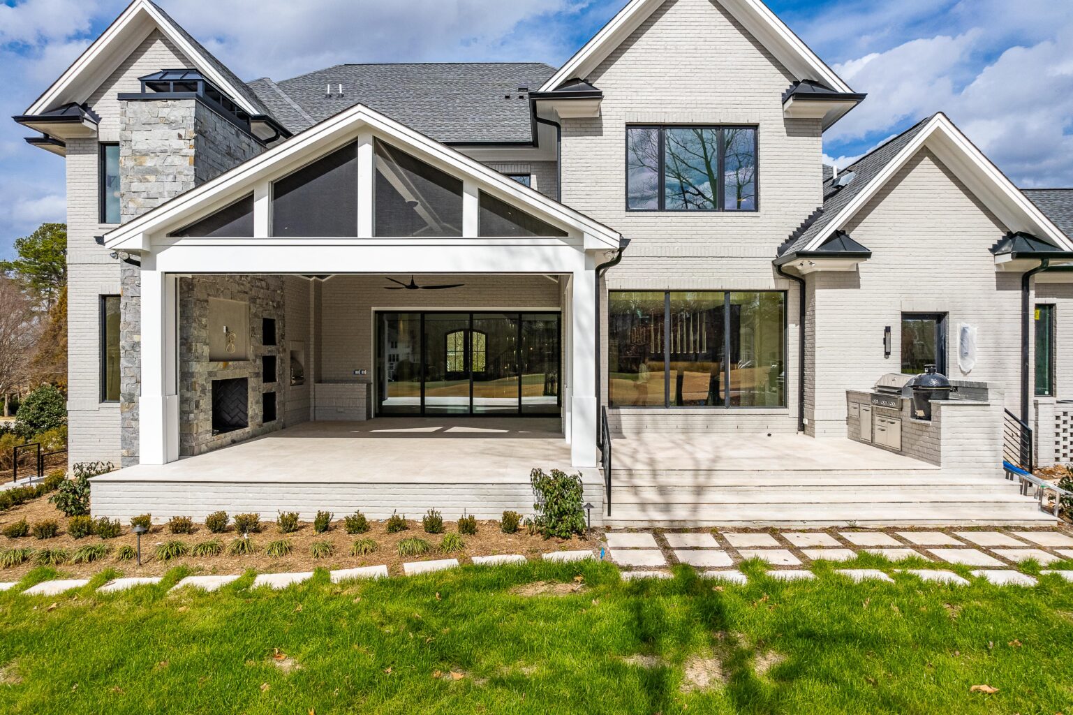 Outdoor kitchen & entertainment area